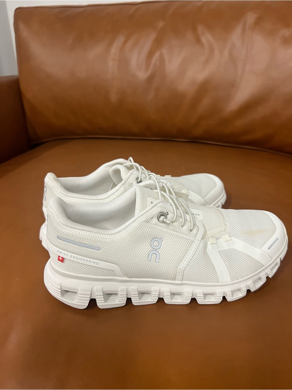 On Running CLOUD 6 ALL WHITE WOMENS SIZE 7